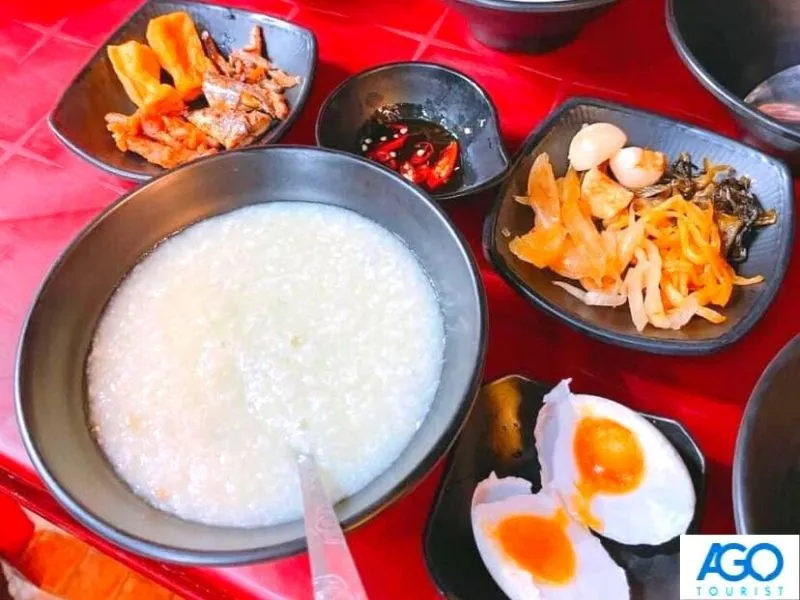 Thưởng thức bát cháo nóng hổi tại quán Tô Cháo Đêm Đà Lạt