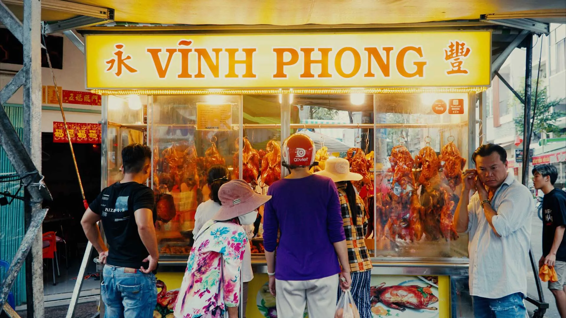 Từng con vịt quay Vĩnh Phong vàng ươm được treo ngay ngắn tại mặt tiền cửa hàng