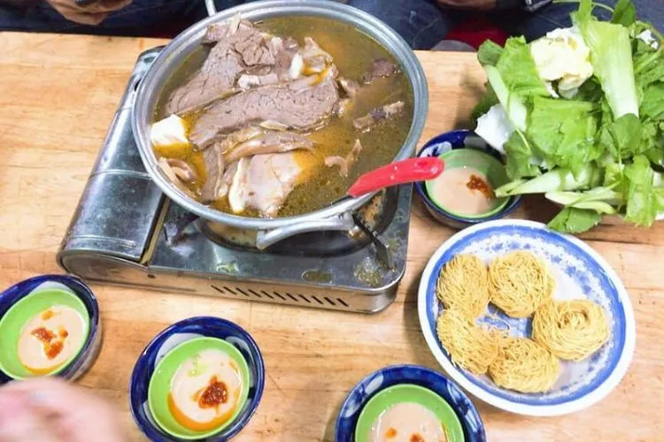 Lẩu bò ba Toa đầy ắp thịt