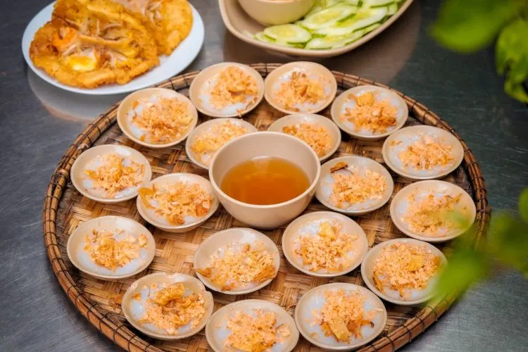 Mâm bánh bèo Quán Hạnh với màu sắc rực rỡ và nước chấm đặc trưng
