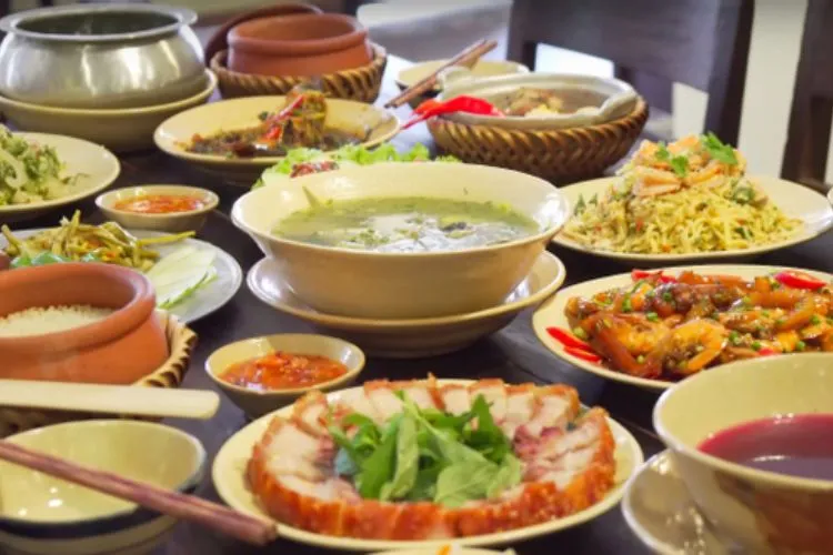 Set cơm niêu thịnh soạn với những món mặn đặc trưng xứ Huế