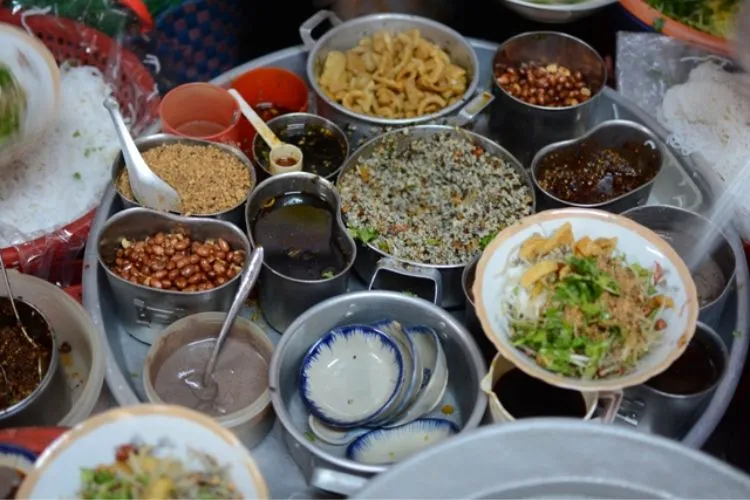 Tô cơm hến Đập Đá đầy đặn với nguyên liệu tươi ngon từ Cồn Hến