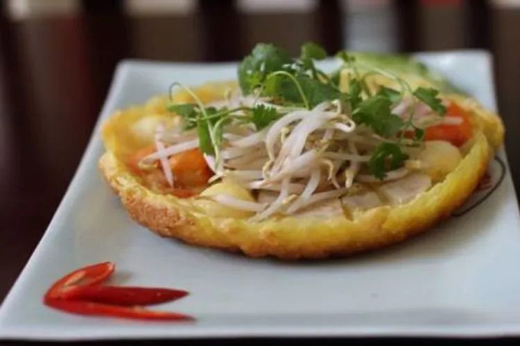 Bánh Khoái Hồng Mai với lớp vỏ vàng giòn và nhân tôm thịt đậm đà