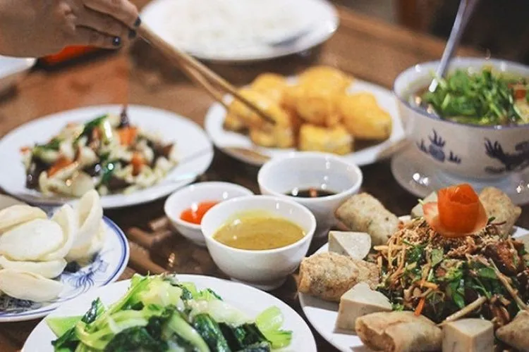 Bàn tiệc chay thịnh soạn tại Liên Hoa với sự đa dạng của các loại bánh và chè