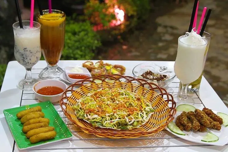 Những đĩa nem chua rán nóng hổi phục vụ thực khách tại quán Khang