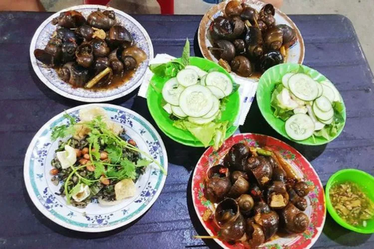 Những đĩa ốc đậm đà gia vị tại quán Minh Nghĩa