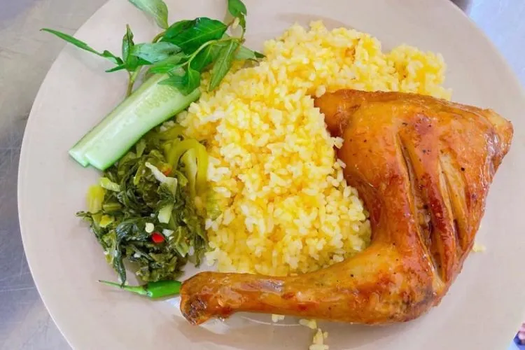 Đĩa cơm gà vàng óng tại tiệm cơm A Cà