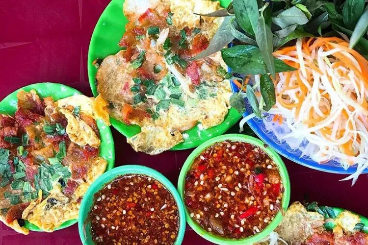 Bánh ép Huệ nóng hổi với hương vị đặc trưng của trứng và thịt