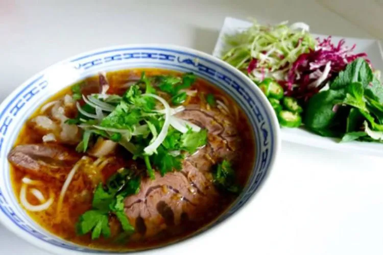 Bún bò O Ty được chăm chút tỉ mỉ từ hương vị đến hình thức trình bày