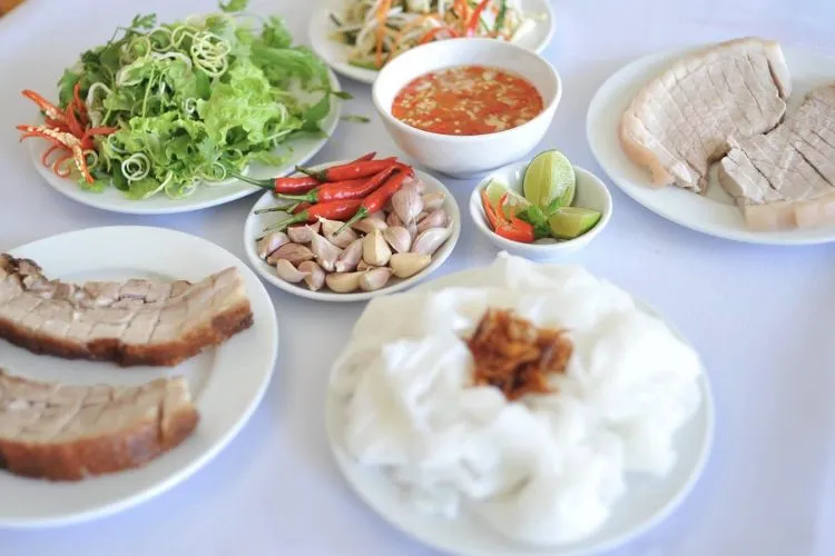 Bánh ướt Dung Ngô với những lát thịt luộc tươi ngon và bánh mướt mịn