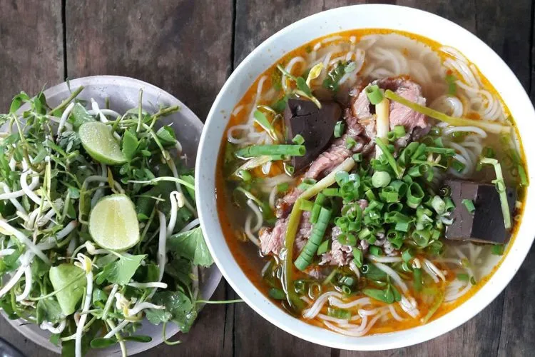 Bún bò Bà Tuyết với phần nhân đa dạng từ móng giò đến chả viên