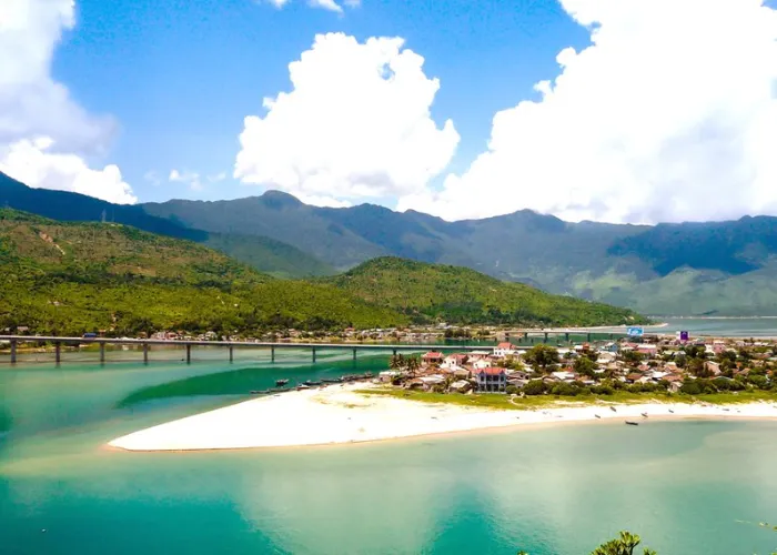 Lăng Cô Huế nổi tiếng với cảnh đẹp thiên nhiên tuyệt vời cùng bản đồ ẩm thực đa dạng, hấp dẫn