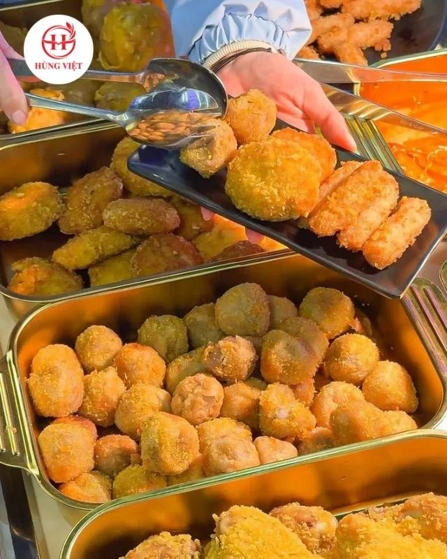 Quầy line đồ ăn tự chọn sạch sẽ