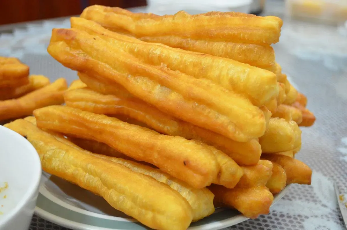 Quẩy nóng giòn rụm, món ăn vặt thơm ngon của Hà Nội