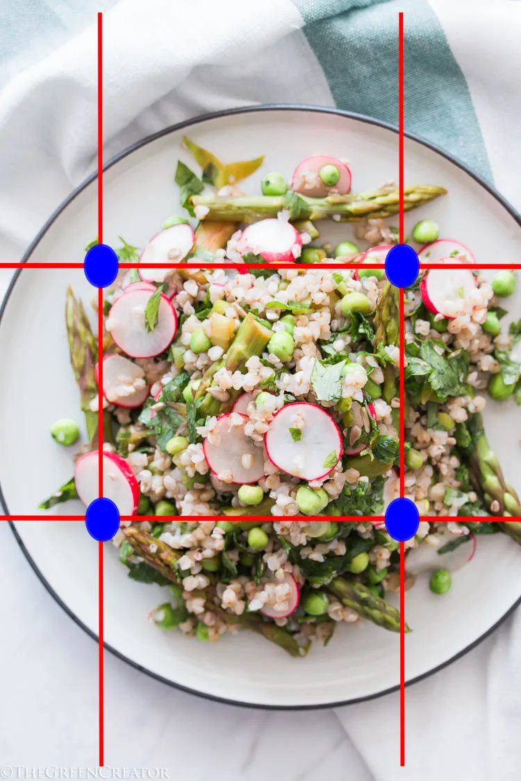 Bố cục trung tâm nhấn mạnh vào sự tươi ngon của nguyên liệu món Salad