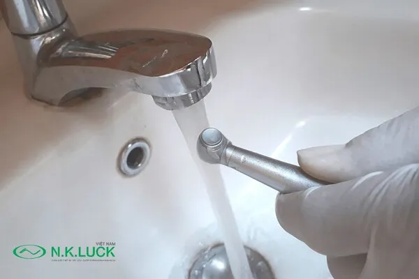 Phương pháp làm sạch thủ công cho dụng cụ nha khoa