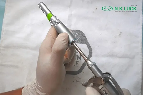 Sử dụng bàn chải cán dài để làm sạch dụng cụ