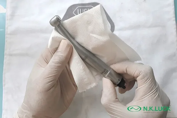 Thực hiện sấy khô dụng cụ nha khoa trước khi đóng gói