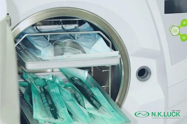 Đóng gói dụng cụ nha khoa trước khi hấp tiệt trùng