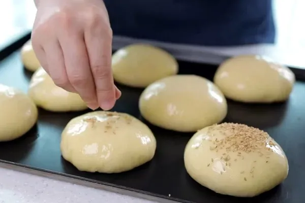 Rắc mè trang trí vỏ bánh hamburger