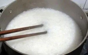 rang gạo chuẩn bị nấu cháo lòng miền Nam