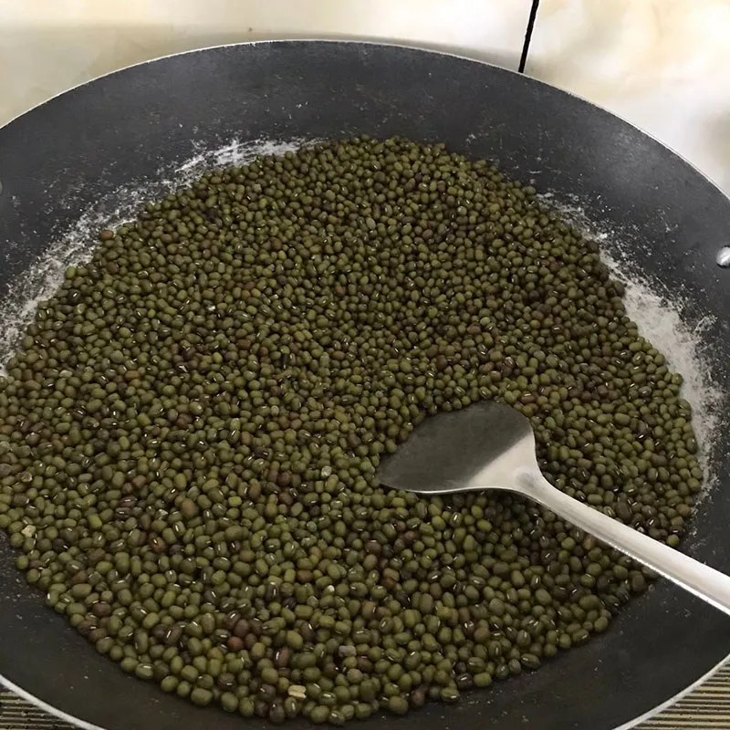 Đậu xanh sau khi rang và vo sạch