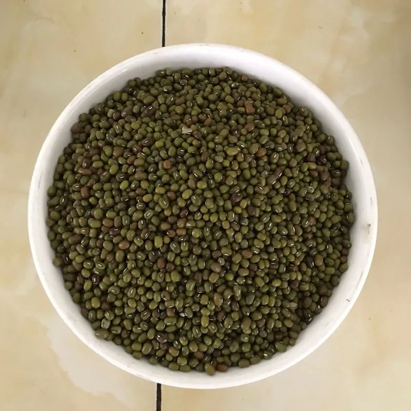 Rang đậu xanh trên bếp