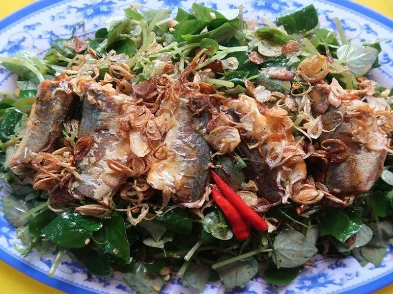 Rau càng cua trộn cá mòi