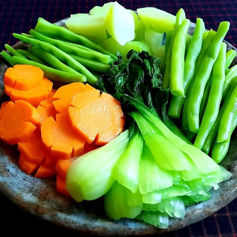 Rau củ luộc xanh mướt là bạn đồng hành lý tưởng của kho quẹt