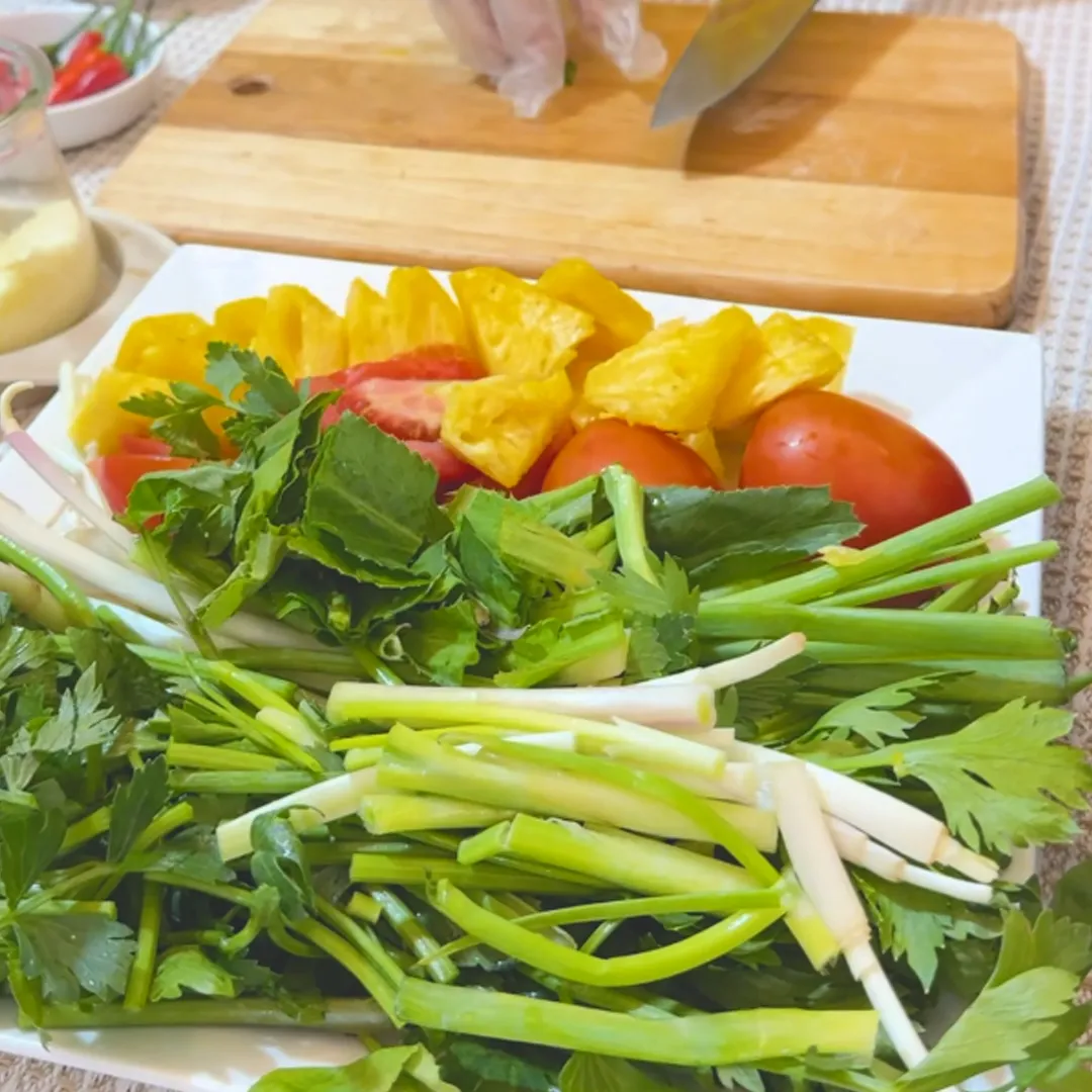 Sơ chế các loại rau củ sạch sẽ trước khi bắt đầu quy trình nấu