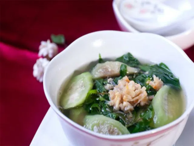 Canh rau đay nấu tôm khô đậm đà hương vị Việt