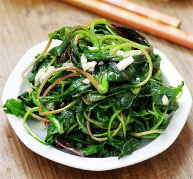 Món rau dền xào tỏi cũng là lựa chọn tuyệt vời cho bữa cơm gia đình