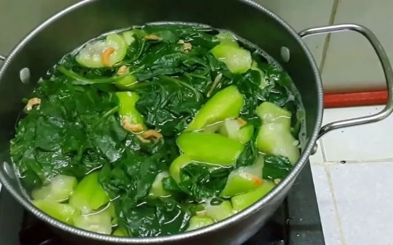 Món canh mồng tơi nấu mướp thơm ngon, ngọt nhẹ