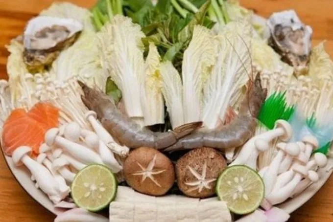 Rau xanh tươi mát là thành phần quan trọng trong bữa liên hoan