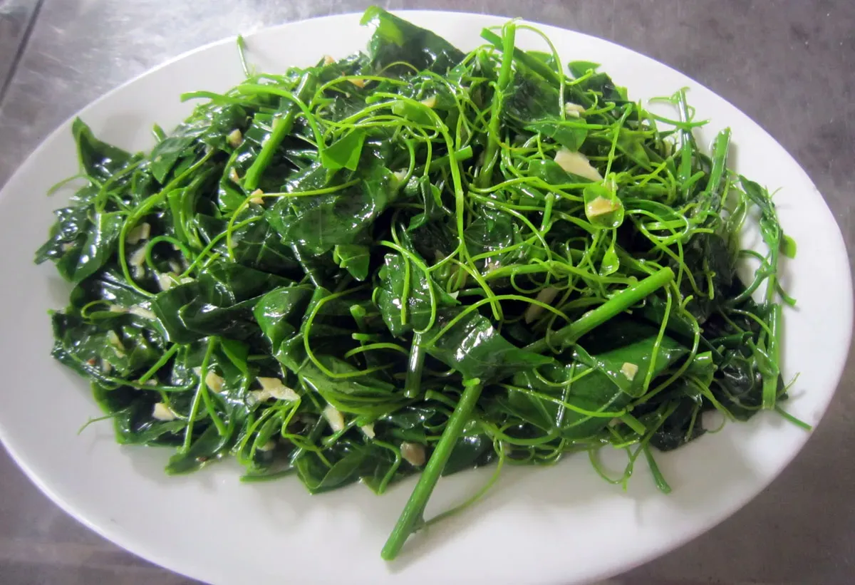 Món canh rau bò khai hoàn thành với nước dùng trong vắt