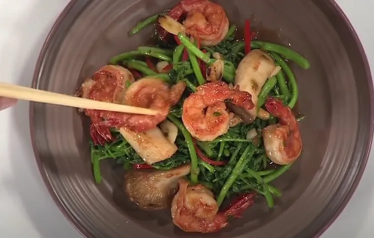 Cận cảnh món rau cải xoong xào tôm với rau xanh mướt và tôm đỏ au