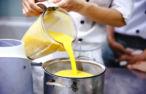 Hướng dẫn rây bí đỏ đã xay nhuyễn để đảm bảo thành phẩm mịn màng