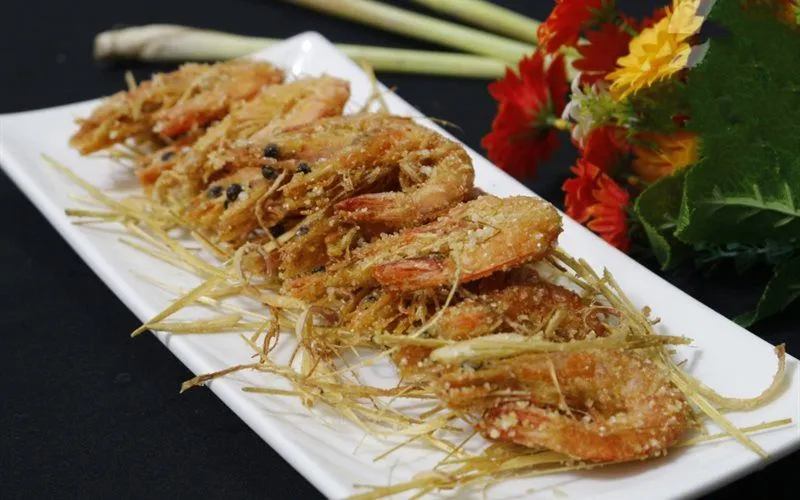 Món tôm rang muối trên đĩa trắng