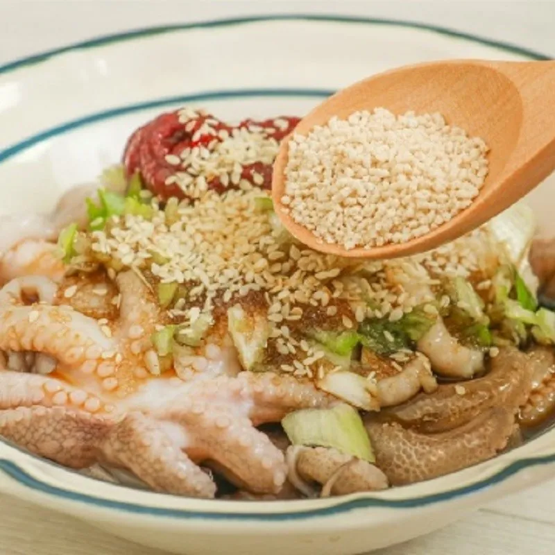 Trộn đều gia vị để bạch tuộc thấm sâu