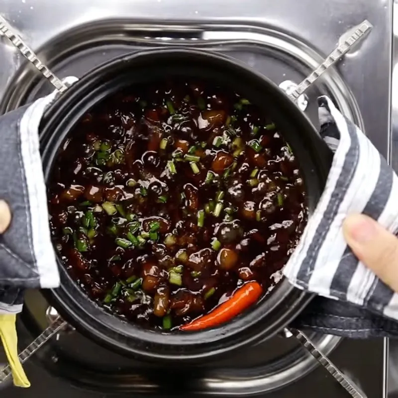 Rim kho quẹt trên lửa nhỏ cho đến khi nước sốt sánh đặc