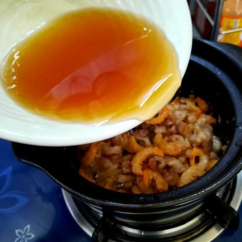 Rim hỗn hợp mắm đường và ớt để tạo màu sắc đẹp mắt