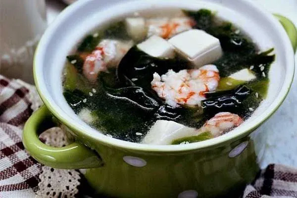 Tôm tươi giúp món canh có vị ngọt tự nhiên