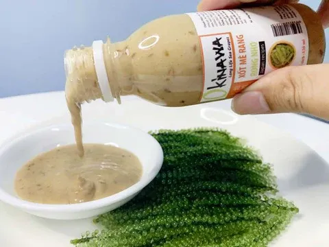 Món rong nho biển tươi mát kết hợp hoàn hảo cùng nước sốt mè rang