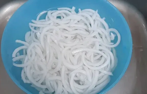 Rửa dừa lại nhiều lần với nước để loại bỏ hoàn toàn dầu dừa