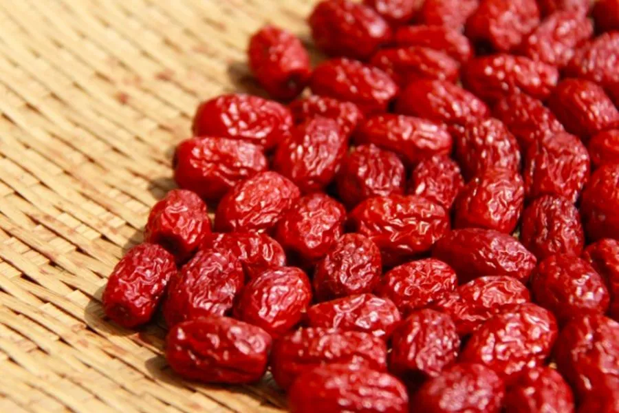 Rửa sạch táo đỏ, để ráo nước