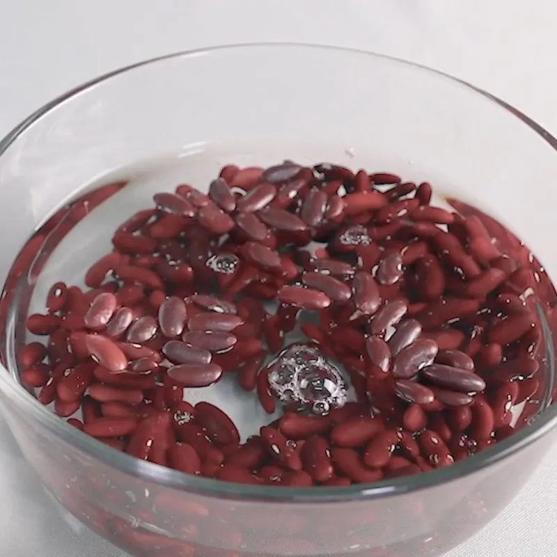 Kiểm tra độ mềm của đậu đỏ tây sau khi hầm