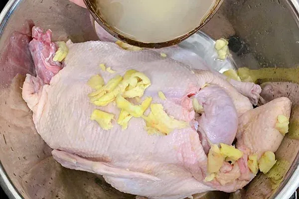 Rửa vịt cùng gừng muối và rượu