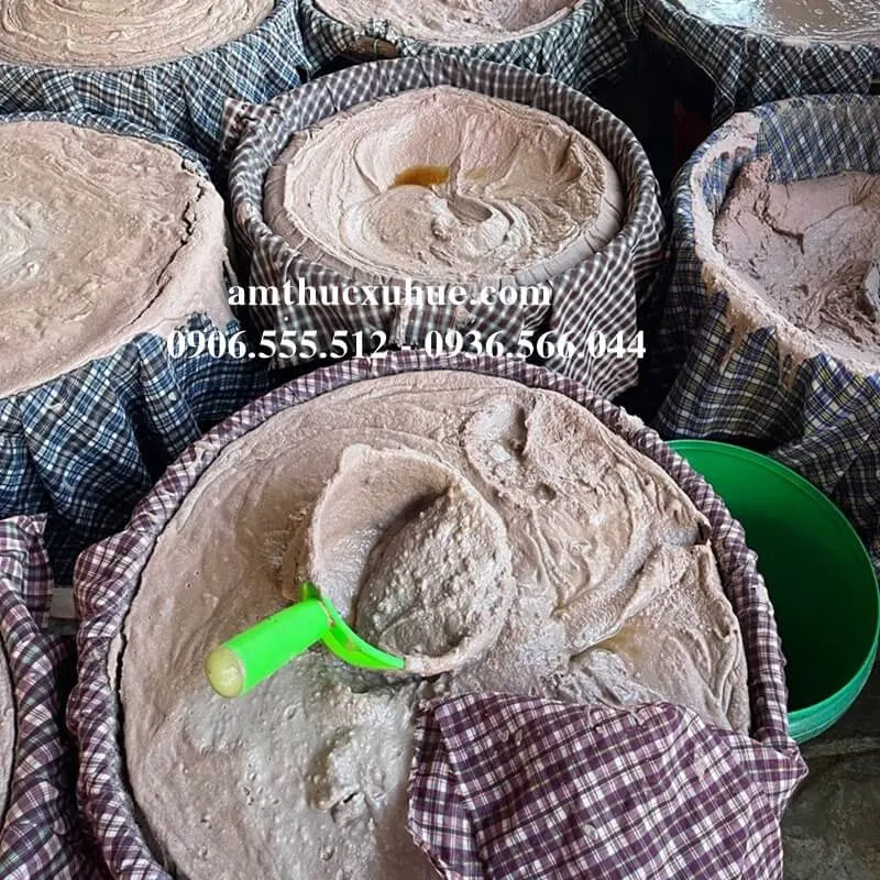 Công đoạn phơi và ủ mắm ruốc đòi hỏi sự tỉ mỉ của người thợ