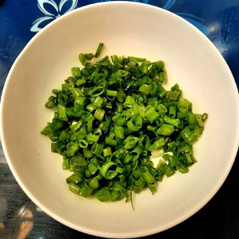 Sả và ớt được băm nhỏ, tạo hương thơm cho mắm tép chưng thịt.