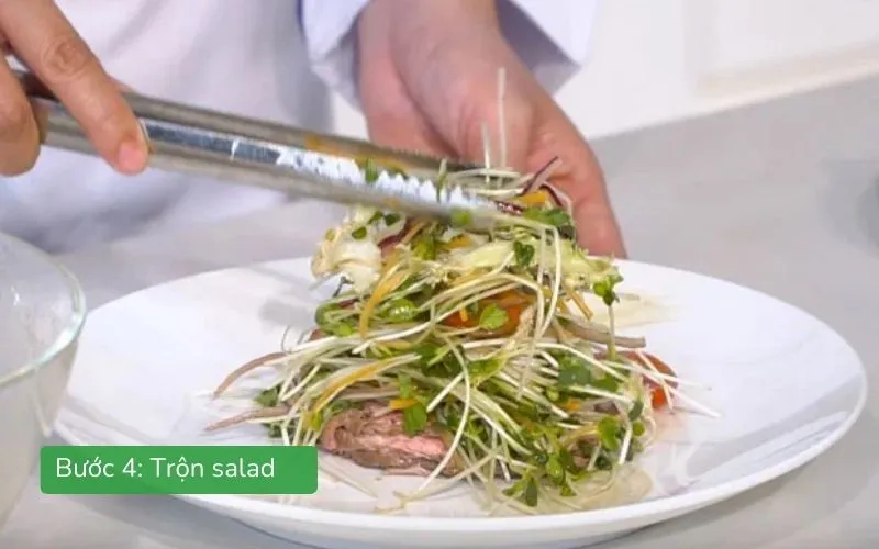 Salad rau mầm thịt bò trộn xốt giòn tươi, màu sắc hấp dẫn